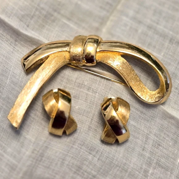 Vtg. CHRISTIAN DIOR 'Bow & Ribbon' Brooch & Earrings Set - Picture 8 of 12